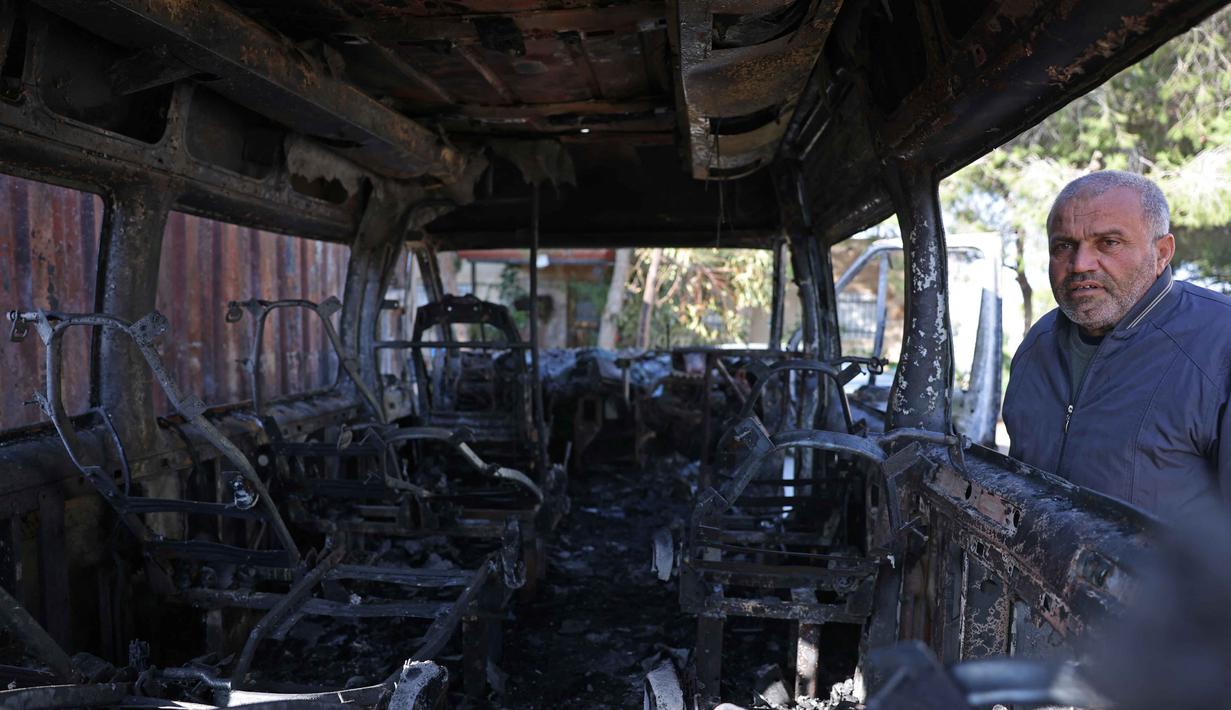 Dalam beberapa hari terakhir, serangan, yang mencakup pembakaran rumah dan mobil serta fisik terhadap warga sipil, menyebabkan puluhan orang terluka. Tampak dalam foto, seorang pria Palestina memeriksa kendaraan yang rusak akibat serangan oleh pemukim Israel di desa Jabaa dekat Bethlehem, di Tepi Barat yang diduduki, pada Selasa 18 November 2025. (AHMAD GHARABLI/AFP)