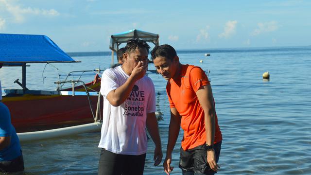 Bupati Bone Bolango Hamim Pou bersama Menteri Pariwisata dan Ekonomi Kreatif, Sandiaga Salahudin Uno di lokasi Hiu Paus (Arfandi/Liputan6.com)