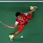 Pebulu tangkis tunggal putra Indonesia Anthony Sinisuka Ginting mengembalikan pukulan ke arah tunggal putra India, Lakshya Sen pada final putra turnamen bulu tangkis Piala Thomas 2022 di Impact Arena, Bangkok, Thailand, Minggu (15/5/2022). Ginting kalah rubber game melawan tunggal pertama India Lakshya Sen 21-8, 17-21, 16-21. (Manan VATSYAYANA / AFP)