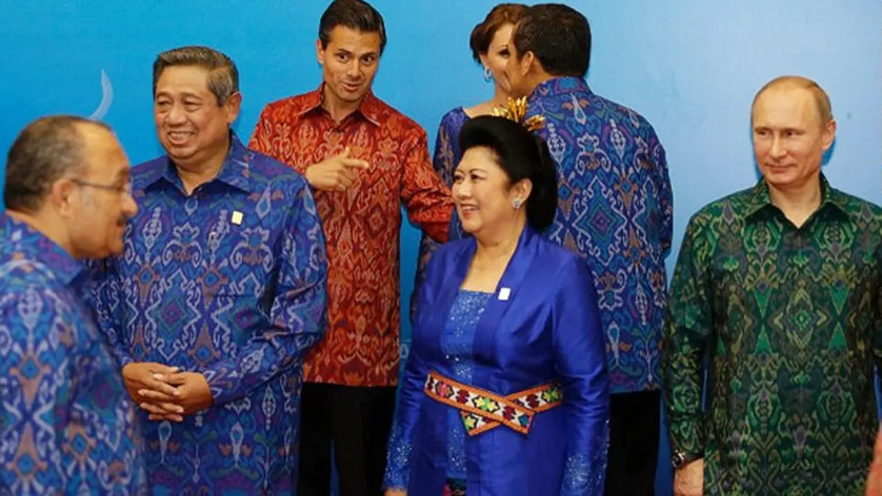 baju-unik-apec-131008c.jpg