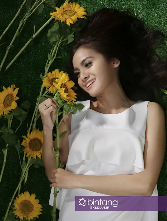 Meski telah menikah, Acha juga tidak mau bergantung pada suaminya. Beruntung sang suami tidak menghalangi dirinya melanjutkan kariernya. Meski demikian, ia juga tetap meminta izin sebelum terima tawaran. (Bambang E. Ros/Bintang.com)