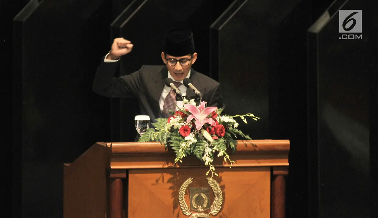 Sandiaga Uno membacakan pidato pengunduran diri saat rapat paripurna DPRD DKI Jakarta, Senin (27/8). ).(merdeka/ Iqbal S. Nugroho)