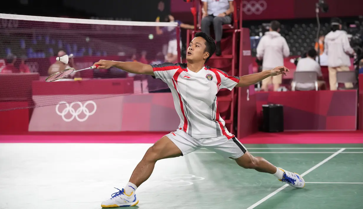 Pebulu tangkis Indonesia Anthony Sinisuka Ginting saat bertanding melawan pebulu tangkis Rusia Sergey Sirant pada penyisihan grup tunggal putra Olimpiade Tokyo 2020 di Tokyo, Jepang, Rabu (28/7/2021). Anthony Ginting lolos ke 16 besar Olimpiade Tokyo 2020. (AP Photo/Dita Alangkara)