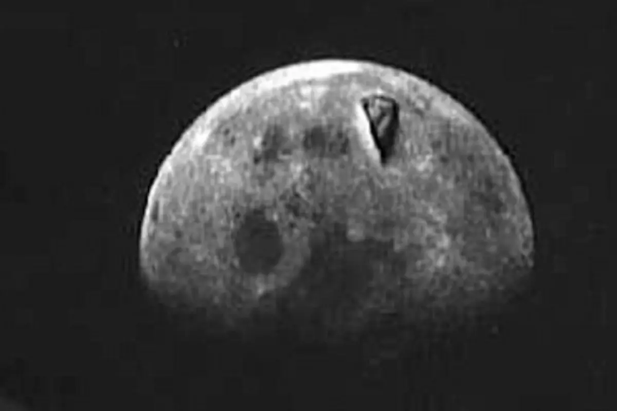 Benda berbentuk segitiga yang terdapat di Bulan menimbulkan spekulasi bahwa obyek tersebut merupakan UFO