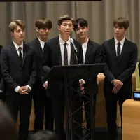 Boyband Korea Selatan, BTS berbicara dalam Sidang Umum Perserikatan Bangsa-Bangsa (PBB) di New York, Senin (24/9). RM sebagai pemimpin grup, mewakili Bangtan Boys dan anak muda di dunia membahas tentang pentingnya mencintai diri sendiri. (MARK GARTEN/AFP)