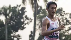 Pejalan cepat Indonesia, Hendro Yap, saat menyelesaikan lomba nomor jalan cepat 50 kilometer cabang atletik Asian Games XVIII di Senayan, Jakarta, Kamis (29/8/2018). Dirinya finish posisi kelima. (Bola.com/Vitalis Yogi Trisna)