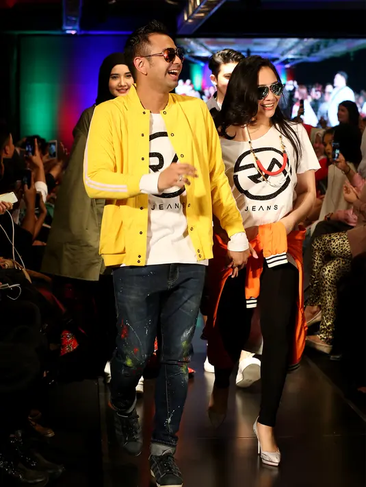 Ivan Gunawan tak ada hentinya memperkenalkan rancangan terbaru karya miliknya. (Andy Masela/Bintang.com)