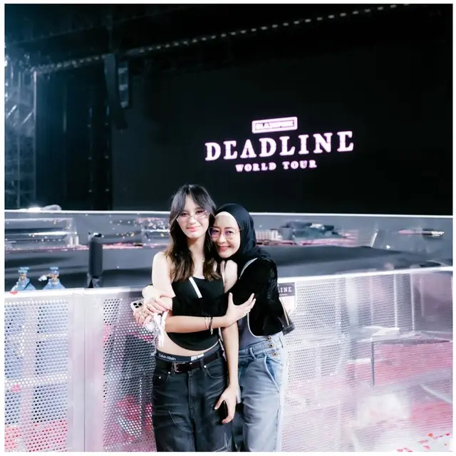 Outfit Kasual 8 Artis Indonesia Nonton Konser BLACKPINK di Korea Selatan