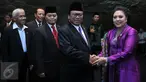Wakil Ketua MPR RI Oesman Sapta Odang berjabat tangan dengan GKR Ayu Koes Indriyah sebagai anggota MPR dari kelompok DPD, usai upacara Pengucapan Sumpah/Janji Anggota Pengganti Antarwaktu di Gedung Parlemen, Jakarta, Rabu (8/6). (Liputan6.com/Johan Tallo)