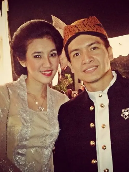 Dimas Seto dan Dhini Aminarti resmi menikah pada Sabtu, 12 Desember 2009. Akad nikah berlangsung sakral dan khidmat. Hanya tamu undangan yang diperkenankan masuk. Dimas menyerahkan mahar berupa uang tunai sebesar Rp 1.212.009. (dok. Pribadi)