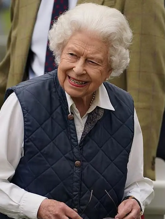 Hari itu Ratu Elizabeth II tampil anggun dengan kemeja putih yang dipadankan dengan rok kotak-kotak berwarna abu-abu dan sleeveless padded jacket. (Foto: Instagram/william_catherine82)