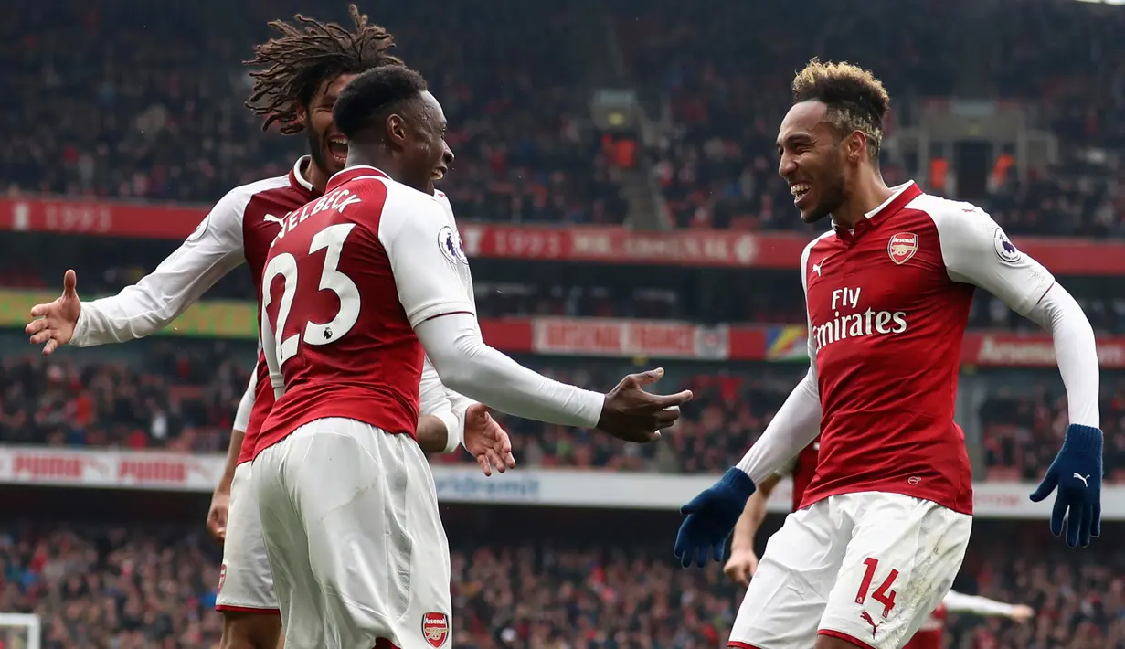 Pemain Arsenal, Danny Welbeck berselebrasi dengan rekan timnya setelah mencetak gol ke gawang Southampton dalam lanjutan Premier League 2017/2018 di Stadion Emirates, Minggu (8/4). Welbeck mengantarkan Arsenal menang dengan skor 3-2. (Tim Goode/PA via AP)