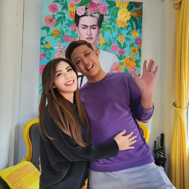 Rey Utami lepas hijab di unggahan terbarunya (Foto: Instagram/@reyutami)