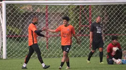 Selebrasi pemain Persija Jakarta, Hanif Sjahbandi (dua kiri) setelah mencetak gol umpan dari Gustavo Almeida (kiri) saat pertandingan internal sesama pemain dalam sesi latihan yang berlangsung di Nirwana Park, Bojongsari, Depok, Jawa Barat, Senin (20/11/2023). (Bola.com/Ikhwan Yanuar)