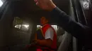 Bupati Bener Meriah Ahmadi berada di dalam mobil tahanan usai menjalani pemeriksaan di KPK, Jakarta, Kamis (5/7). Ahmadi terjaring OTT terkait pemberian suap pengalokasian dan penyaluran dana otonomi daerah khusus Aceh. (Merdeka.com/Imam Buhori)