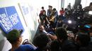 Presiden PSSI La Nyalla Mattalitti (kiri) saat memberi keterangan pers di Kantor PSSI, Senayan, Jakarta, Selasa (3/11/2015). (Bola.com / Nicklas Hanoatubun)
