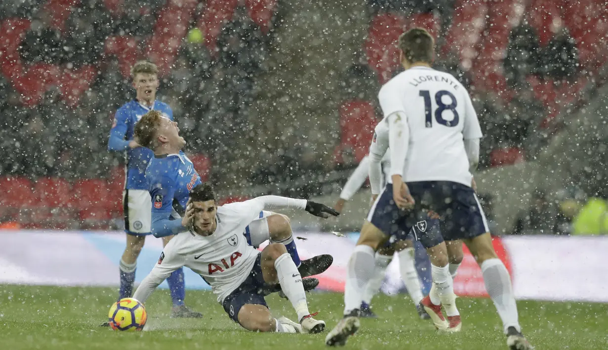 Pemain Tottenham, Erik Lamela (tengah) berebut bola dengan pemain Rochdale, Callum Camps pada babak kelima Piala FA  di Wembley stadium, London, (28/2/2018). Tottenham menang 6-1. (AP/Matt Dunham)