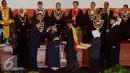 Presiden RI ke-5, Megawati Soekarnoputri saat menerima kalung gelar doktor honoris causa bidang politik dan pemerintah di UNPAD, Bandung, Rabu (25/5). (Liputan6.com/Gempur M Surya)