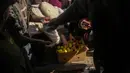 Warga menerima makanan dan kebutuhan sehari-hari yang diberikan oleh relawan Ukraina di Izium, Ukraina, Rabu, 12 Oktober 2022. Jatuhnya Izium dengan cepat di provinsi Kharkiv merupakan kekalahan terburuk Rusia sejak pasukannya dipaksa mundur dari ibu kota Kyiv pada Maret. (AP Photo/Francisco Seco)