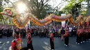 Peserta mengikuti parade Karnaval Kemerdekaan Pesona Parahyangan dalam rangka puncak peringatan HUT ke-72 Kemerdekaan RI di Bandung, Sabtu (26/8). Karnaval ini menghadirkan ribuan manusia dengan menggunakan pakaian adat. (Liputan6.com/Johan Tallo)