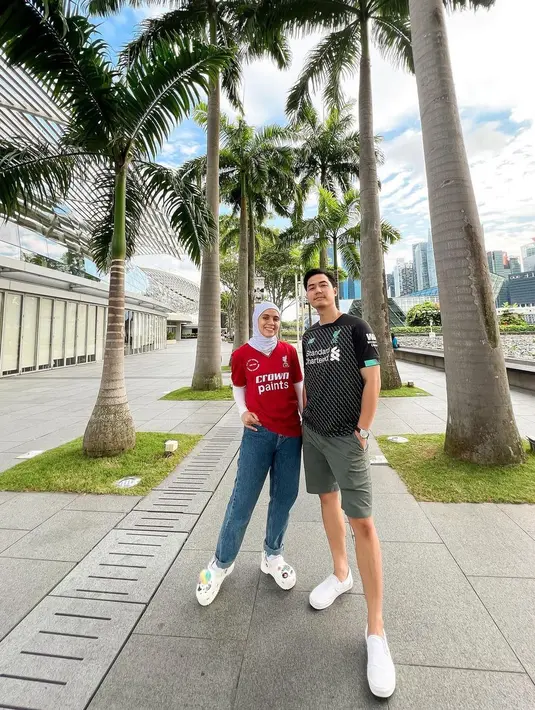 Tampilan sporty secara harfiah dituangkan dalam OOTD dengan jersey klub sepak bola (Foto: Instagram @missnyctagina)