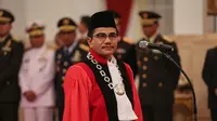 Presiden Jokowi mengambil sumpah jabatan Manahan Malontige Pardamean Sitompul sebagai Hakim Konstitusi di Istana Negara, Jakarta, Selasa (28/4/2015). (Liputan6.com/Faizal Fanani)