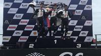 Dua pembalap Indonesia binaan Astra Honda Racing School (AHRS), Herjun Atna Firdaus dan Muhammad Hildan Kusuma, mendomimasi podium pada balapan pertama seri ketiga Thailand Talent Cup, Sabtu (14/7/2018). (Astra Honda Racing Team)