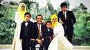 Lihat betapa kompaknya rumah tangga Sule dan Lina. Keluarga ini terlihat kompak dengan mengenakan setelah jas dan dress warna putih. (Foto: instagram.com/ferdinan_sule)