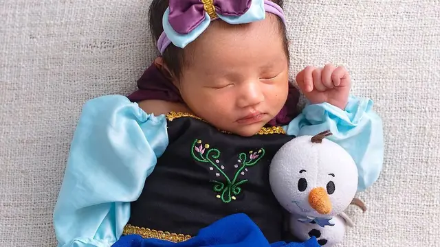 Khadeejah anak Kartika Putri jalani pemotretan bertema Frozen (Foto: Instagram @kartikaputriworld)