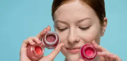 Produk multifungsi saat ini semakin banyak digunakan untuk membantu mempersingkat proses makeup (Sumber: Pexels.com)