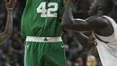 Pemain Boston Celtics, Al Horford melakukan tembakan melewati adangan pemain Milwaukee Bucks, Thon Maker pada laga NBA di basketball game di Milwaukee, (26/10/2017). Boston menang 96-89. (AP/Tom Lynn)