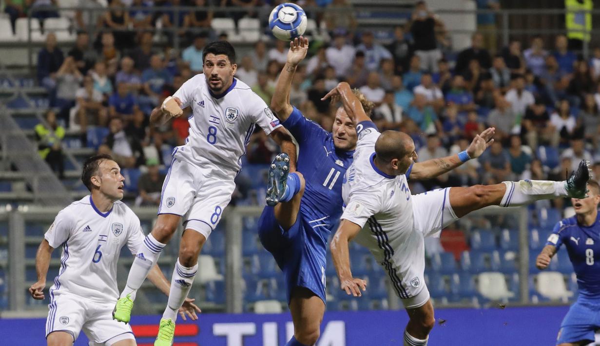 Striker Italia, Ciro Immobile, duel udara dengan para pemain Israel pada laga kualifikasi Piala Dunia 2018 di Stadion Reggio Emilia, Italia, Selasa (5/9/2017). Italia menang 1-0 atas Israel. (AP/Luca Bruno)