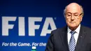 Ekspresi Presiden FIFA, Sepp Blatter saat menggelar konferensi pers terkait pengunduran dirinya, di markas FIFA, Zurich, Swiss, Selasa (2/6). Blatter mengundurkan diri sebagai presiden FIFA setelah 17 tahun menjabat. (REUTERS/Ruben Sprich)