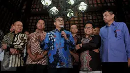 Ketum PAN Zulkifli Hasan memberi keterangan usai rapat konsolidasi di kediaman Presiden ke-6 Susilo Bambang Yudhoyono di Cikeas, Bogor, Kamis (22/9). Rapat dilakukan untuk mencari calon pasangan penantang bagi Ahok-Djarot. (Liputan6.com/Gempur M Surya)