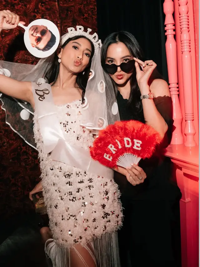 Ririn Ekawati Beri Kejutan Bridal Shower Fitrie Rachmadhina pakai kacamata hitam. [@ririnekawati]