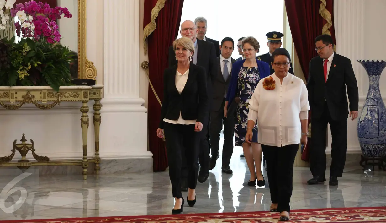 Menlu RI Retno Marsudi menyambut kedatangan Menlu Australia Julie Bishop dan delegasi di Istana Merdeka, Jakarta, Rabu (26/10). Menlu Australia akan melakukan pertemuan tertutup dengan Presiden Jokowi. (Liputan6.com/Faizal Fanani)