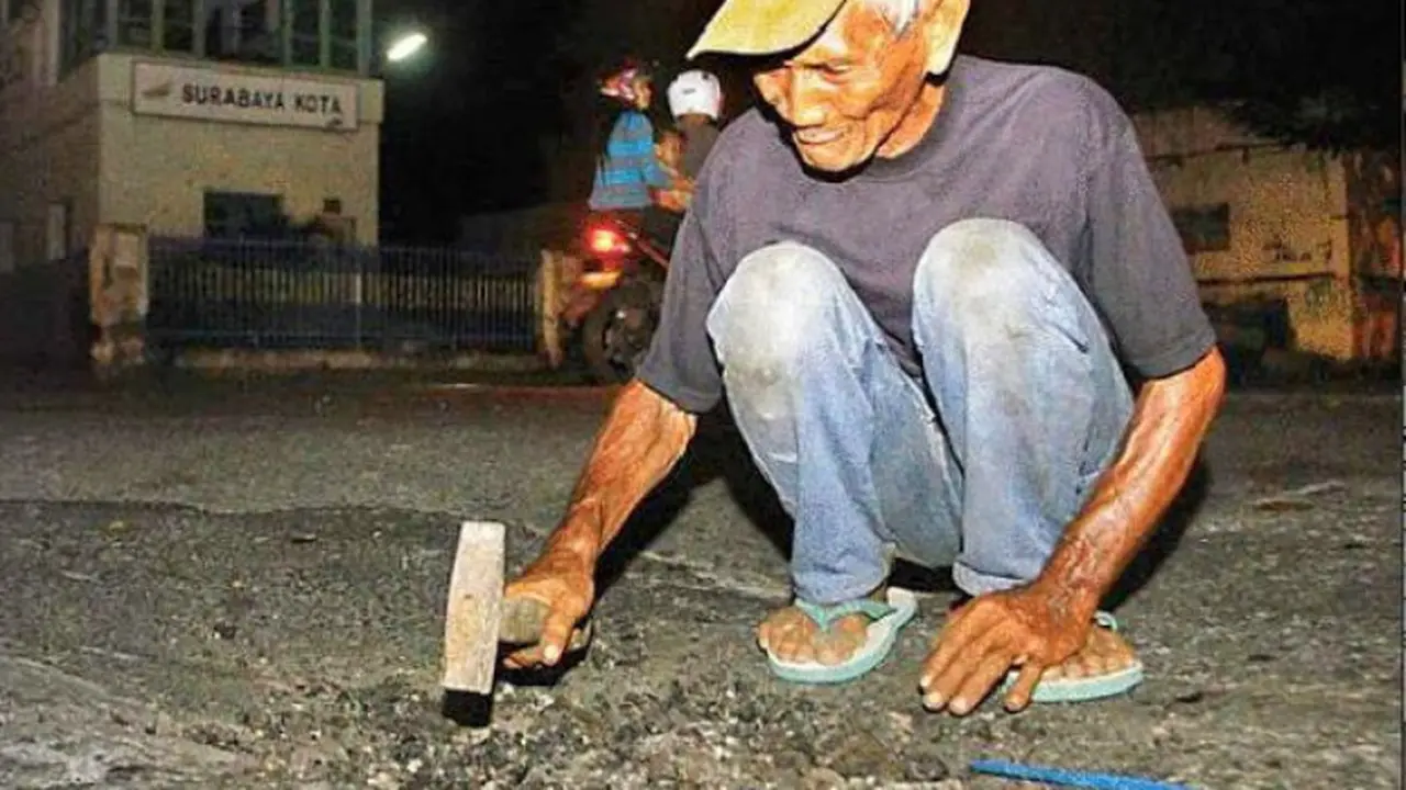 Heboh, Bapak Tua Penambal Jalan Berlubang di Surabaya