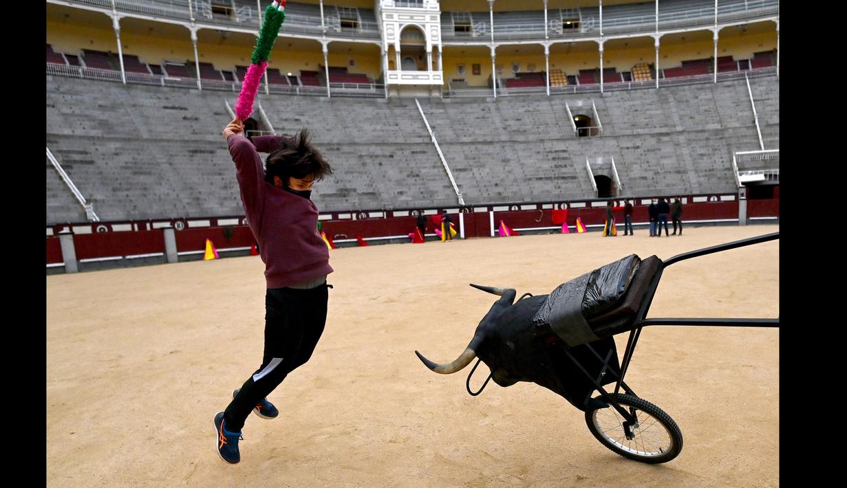 Sebelum menjadi Torero, murid-murid ini nantinya akan menjadi petarung banteng junior dan dapat melakukan pertunjukan di depan penonton. (Foto: AFP/Gabriel Bouys)