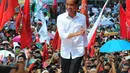 Capres 01 Joko Widodo menyapa pendukungnya saat kampanye terbuka di Banyumas, Jawa Tengah, Kamis (4/4). Dalam kampanye tersebut Jokowi mengajak para pendukung untuk memerangi hoax dan memenangkan pasangan no urut 01 Jokowi-ma'ruf di banyumas.(Liputan6.com/Angga Yuniar)