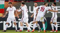 Pemain AC Milan, Patrick Cutrone (kiri) bersama rekan setimnya merayakan gol ke gawang Ludogorets Razgrad pada laga leg pertama babak 32 besar Liga Europa di Ludogerts Arena, Jumat (16/2). AC Milan berhasil menumbangkan Ludogorets 3-0. (AP Photo)