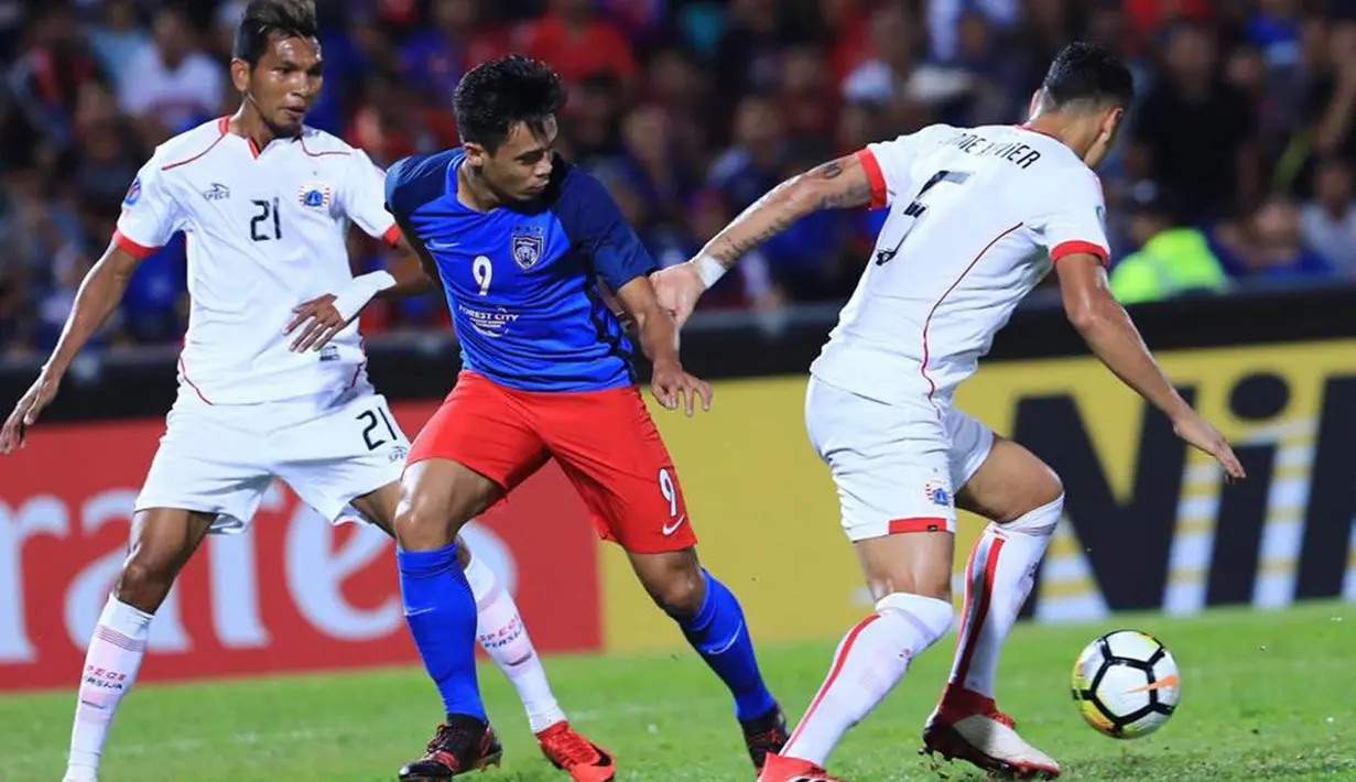 Bek Persija Jakarta, Jaimerson, berusaha mengamankan bola saat melawan Johor Darul Ta'zim pada laga AFC Cup di Stadion Hassan Yunos, Johor, Rabu (14/2/2018). JDT menang 3-0 atas Persija. (Media Persija)