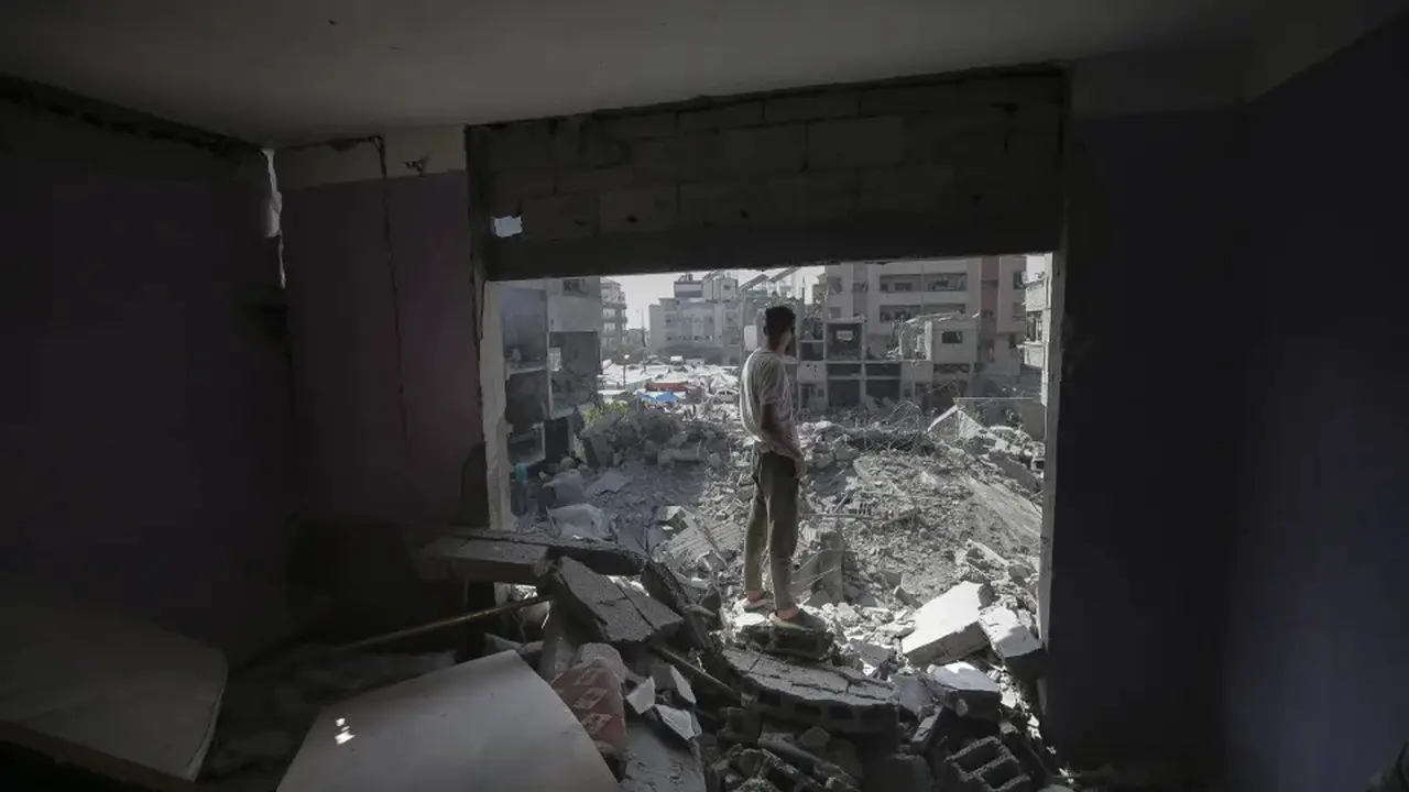 Seorang warga Palestina melihat dampak pemboman Israel di kamp pengungsi Nuseirat, Jalur Gaza, Sabtu, 8 Juni 2024. (AP Photo/Jehad Alshrafi)
