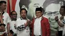 Ketua Umum PKB Muhaimin Iskandar berjabat tangan dengan pimpinan Relawan JOIN usai deklarasi di Jakarta, Selasa (10/4). (Merdeka.com/Iqbal S Nugroho)