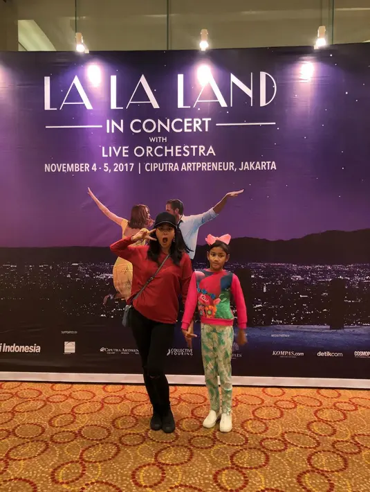 "Anakku sudah cukup besar. Naima sangat kritis kalau urusan relationship gitu dan aku enggak mau menyakiti hatinya Naima," ujar Nova Eliza, di kawasan Jalan Kapten P Tendean, Jakarta, Kamis (21/12/2017) dilansir dari Liputan6. (Instagram/novaelizastory)