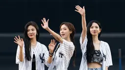"K-pop group Aespa was at Yankee Stadium tonight to throw out the first pitch," tulis akun Instagram mlblife. (Foto: Instagram/ mlblife)