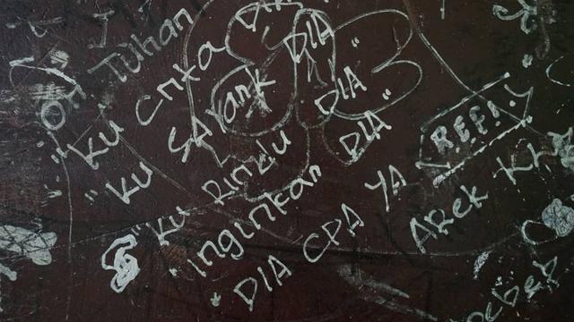 Bikin Nostalgia, 6 Coretan Murid di Meja Kelas Ini Nyeleneh