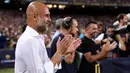 Pertandingan yang digunakan untuk menggalang dana penelitian penyakit Amyotrophic Lateral Sclerosis (ALS) tersebut berlangsung seru. Pep Guardiola maupun Xavi Hernandez sama-sama serius dalam meracik skuat mereka. (AFP/Josep Lago)