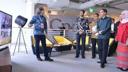 Presiden Jokowi didampingi Ibu Negara, Iriana Widodo mendengarkan presentasi dari Vice President, Developer Product Group Google, Jason Titus (kiri) saat berkunjung ke kantor Google di Silicon Valley, San Fransisco, Rabu (17/2). (Setpres/Biro Pers)