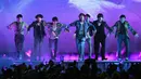 Bangtan Boys atau yang lebih dikenal dengan BTS tampil di atas panggung Billboard Music Awards 2018 di Las Vegas, Minggu (20/5). BTS merupakan grup K-pop pertama yang meraih penghargaan dari BBMAs. (Ethan Miller/GETTY IMAGES/AFP)
