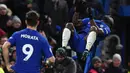 Gelandang Chelsea, Victor Moses melakukan salto untuk merayakan golnya ke gawang West Bromwich Albion pada laga pekan ke-27 Premier League di Stamford Bridge, Selasa (13/2). Moses mencetak satu dari tiga gol untuk timnya. (Ben STANSALL/AFP)